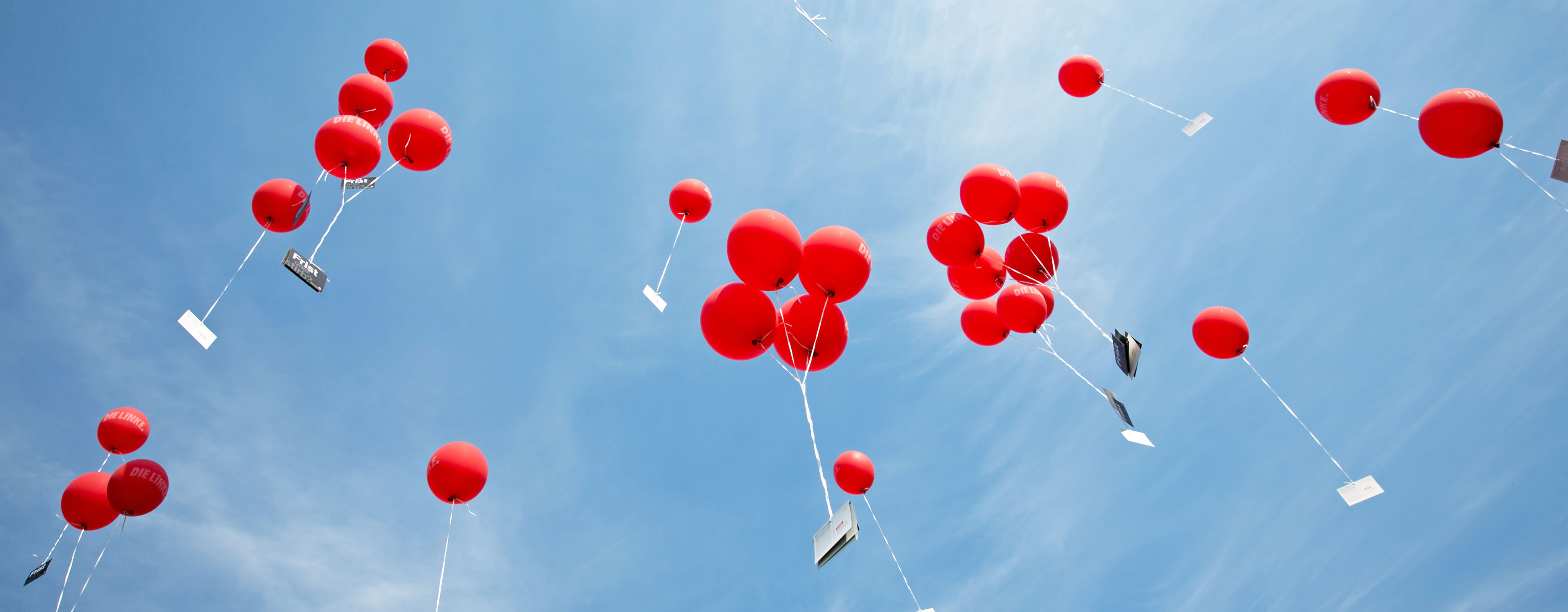 Luftballons vor blauem Himmel
