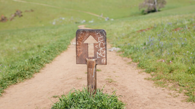 brown-arrow-signage-e1790325391881-640x360