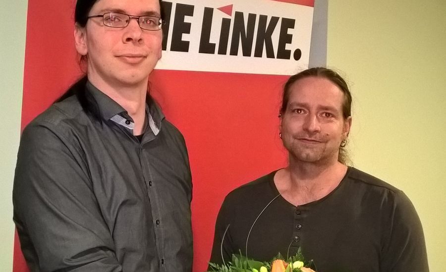 Kreisvorsitzender Marko Schmidt (r.) gratuliert Direktkandidat Marcel Eggert