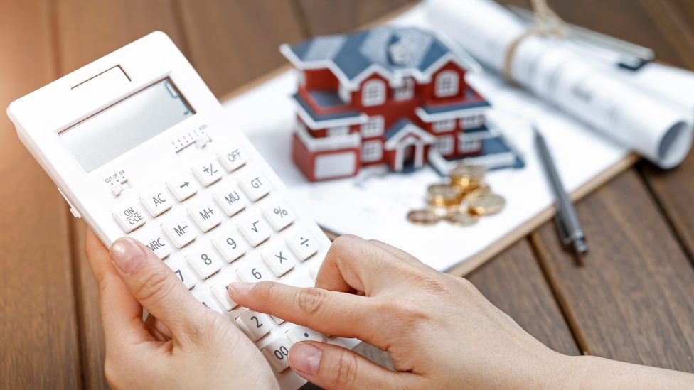 real estate, House, villa, drawing, key, launch, mortgage, blueprint, design, development, sale, trade, sell, buy, rent, rental, family, housing, loan, investment, property taxes, contract, purchase, deal, Housing price, prices, cost, calculation, calculate, evaluation, lease, build, building, second hand housing, hand, female, white, electronic, calculator, COINS, money, account, assessment, housing, auction